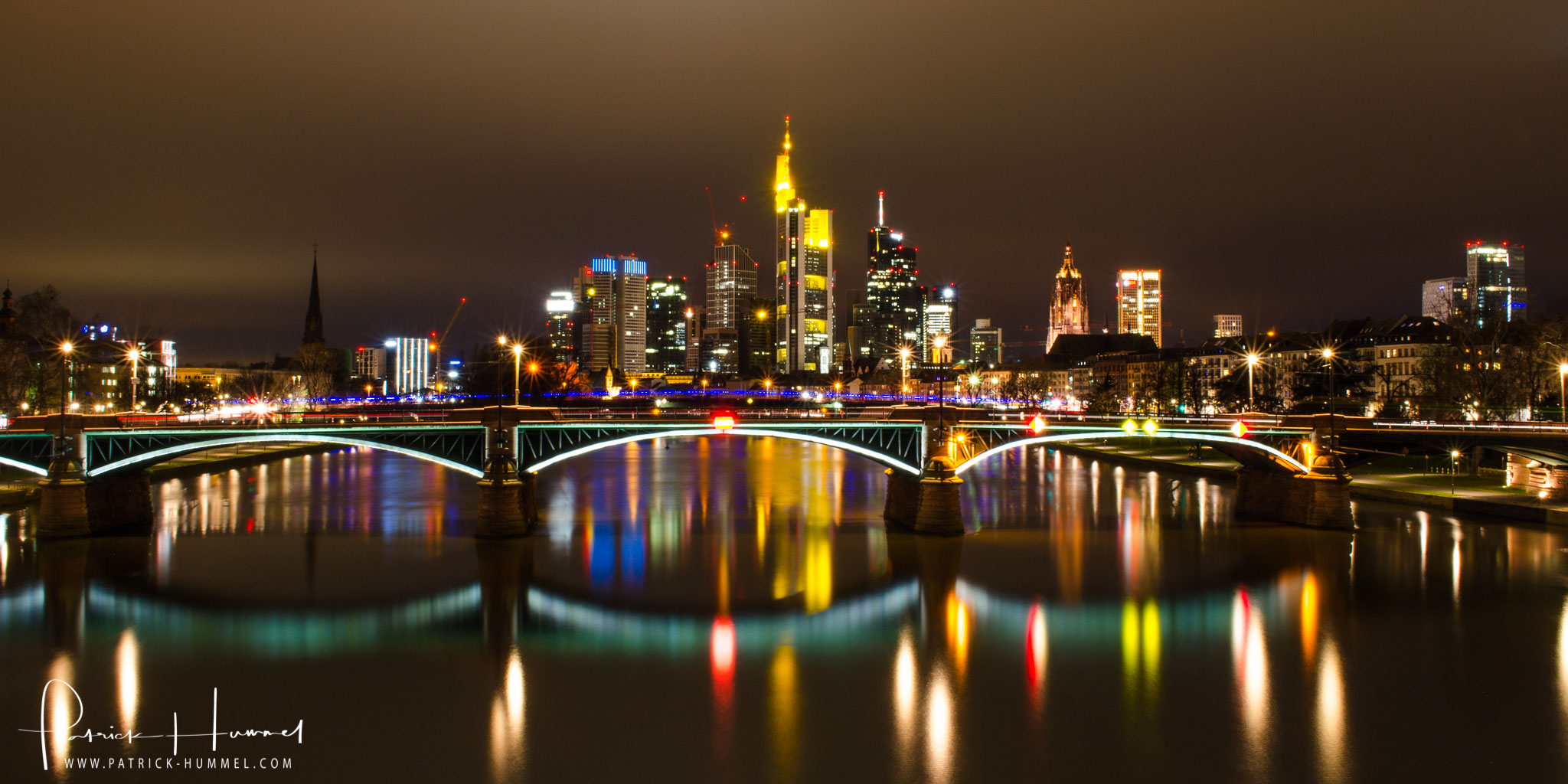 Frankfurt Skyline bei Nacht, Flößerbrücke